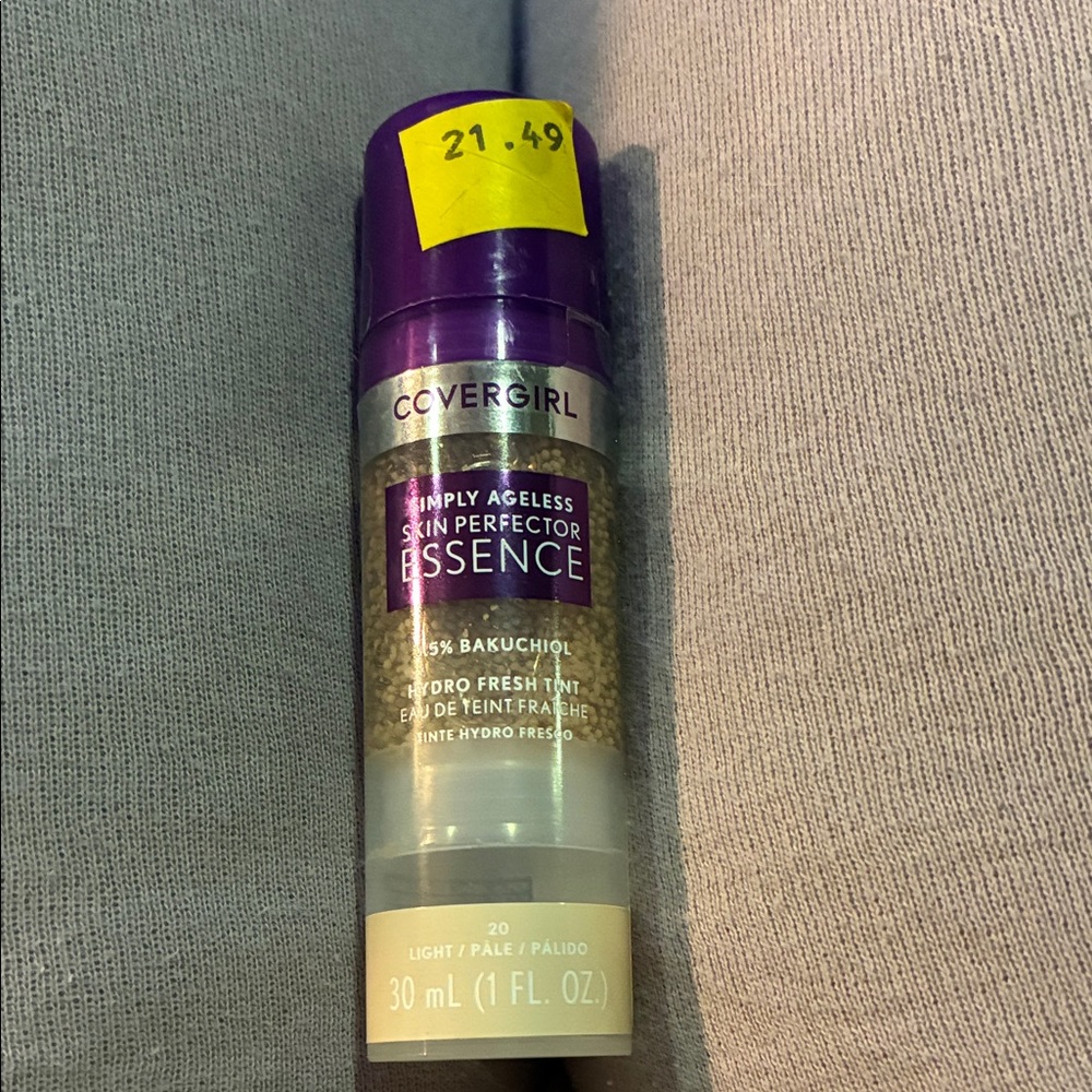 NWT COVERGIRL Simply Ageless Essence in Light